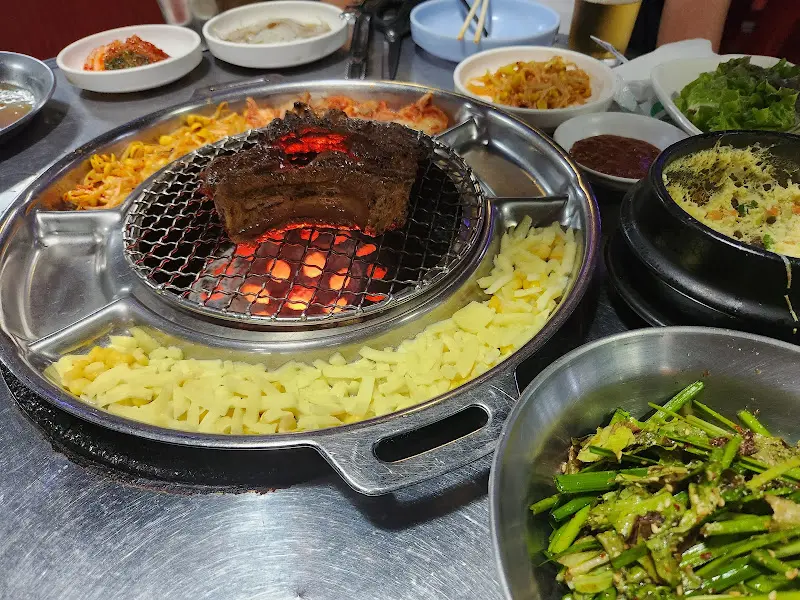 숯불 위에 구워지는 양념갈비