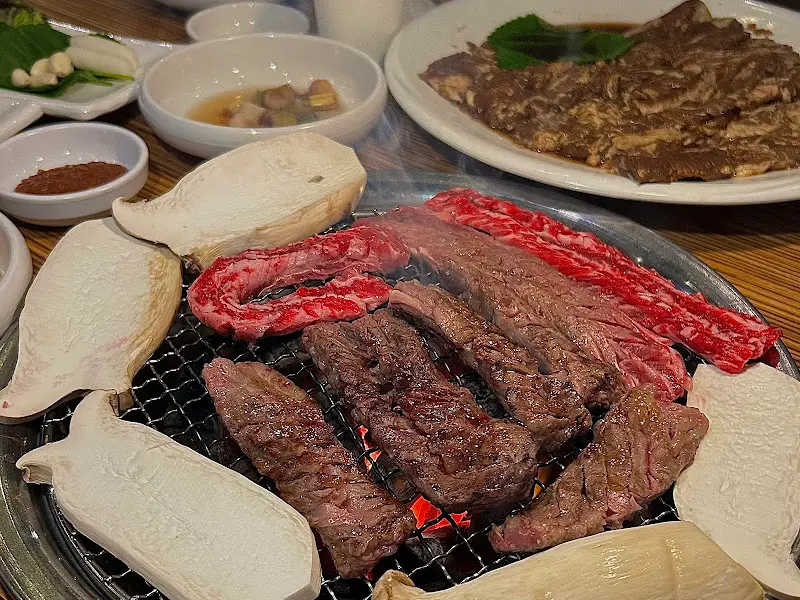 숯불 위에서 익어가는 고기