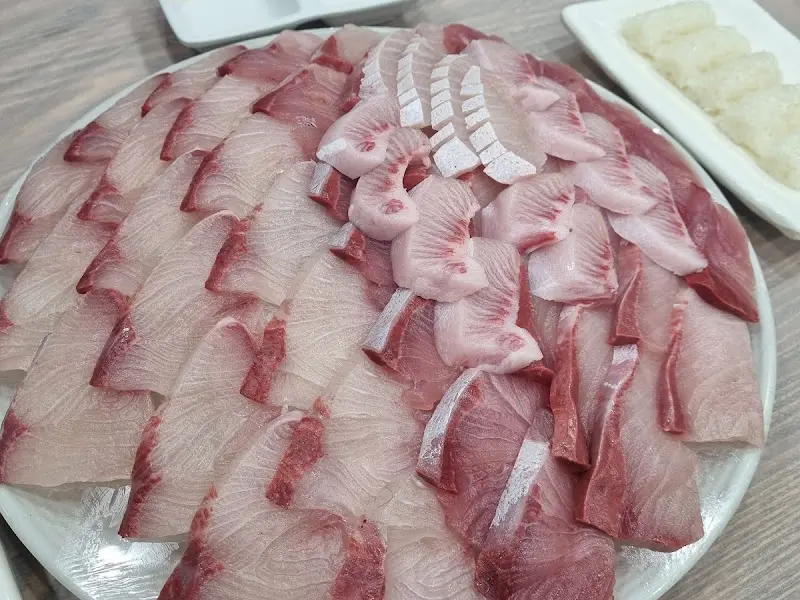 마블링이 환상적인 대방어 뱃살