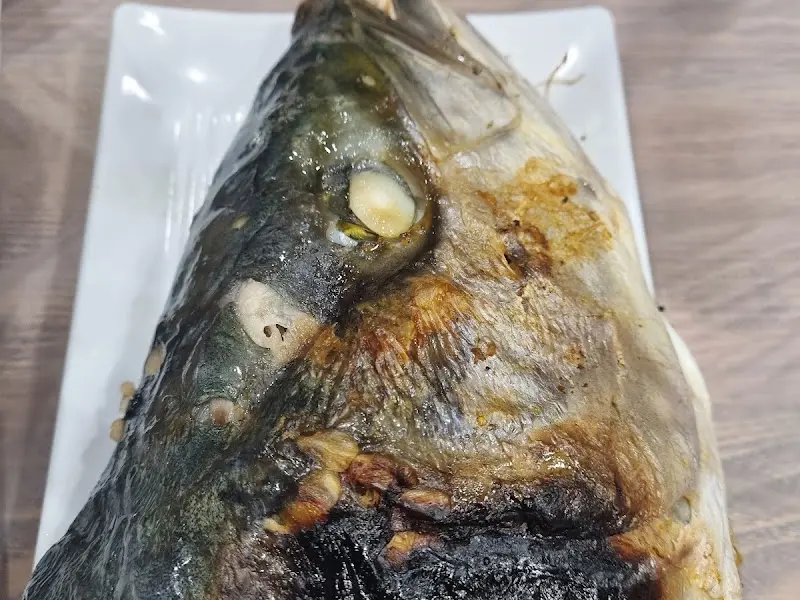 클로즈업한 방어 머리 구이