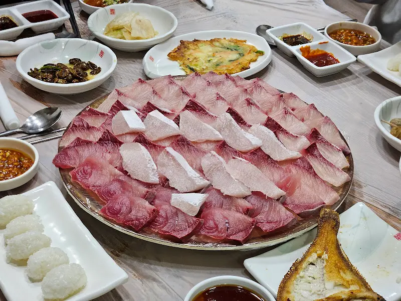 방어회와 곁들임 음식