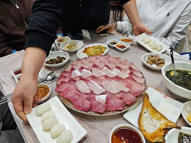 손님들로 북적이는 가게 내부