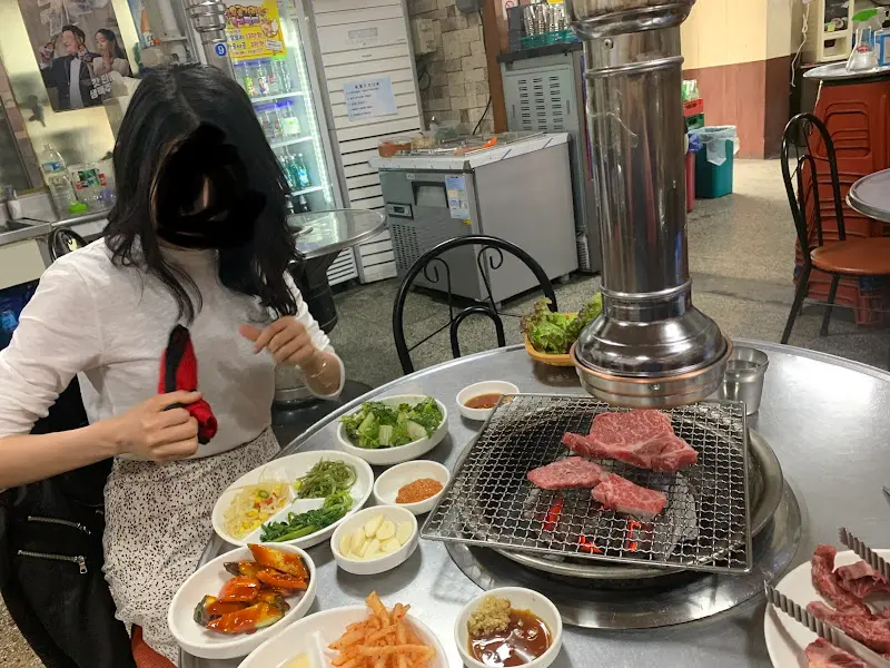 고기를 굽는 모습