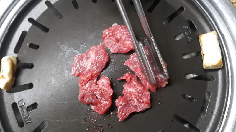 숯불 위에 구워지는 숯불갈비