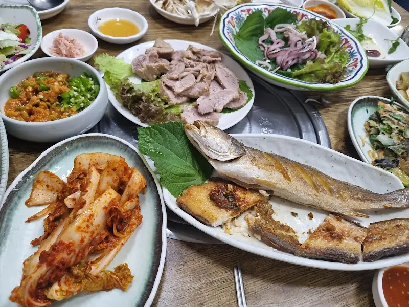 다양한 밑반찬과 구워진 생선