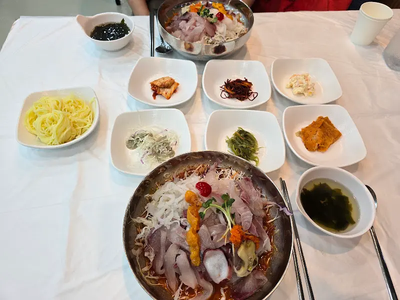 모듬물회 한 상 차림