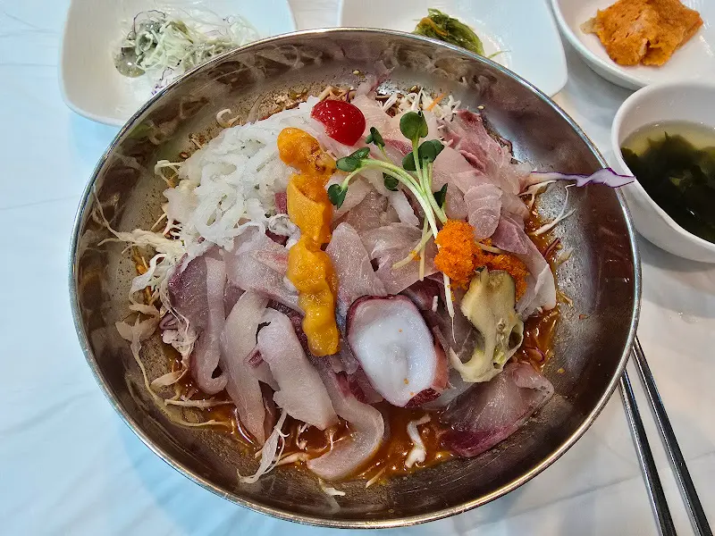 모듬물회의 신선한 해산물