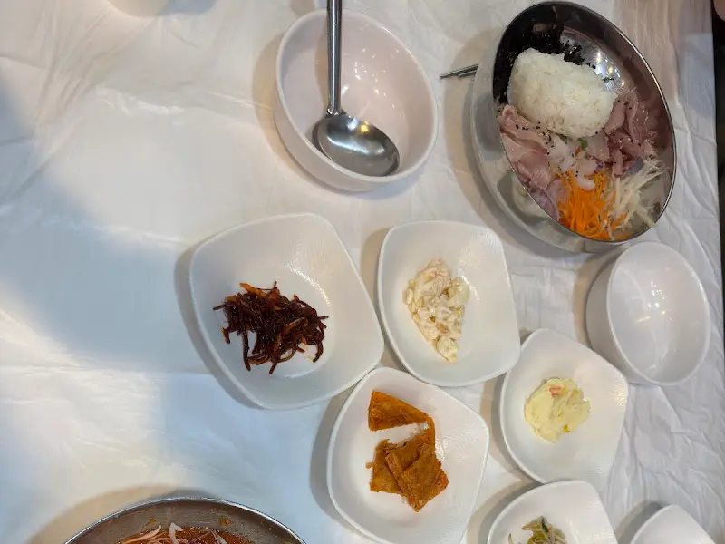 물회와 함께 제공되는 곁들임 찬