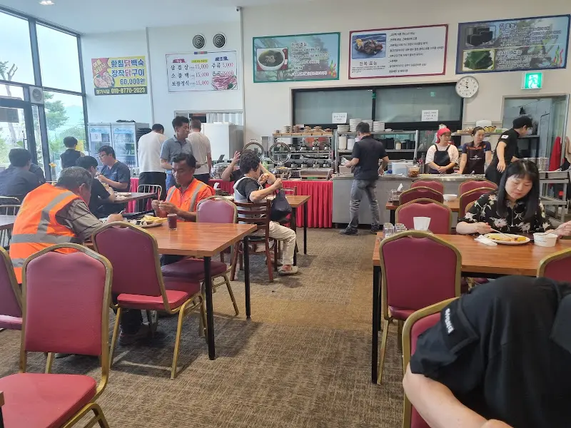 넓은 식당 내부