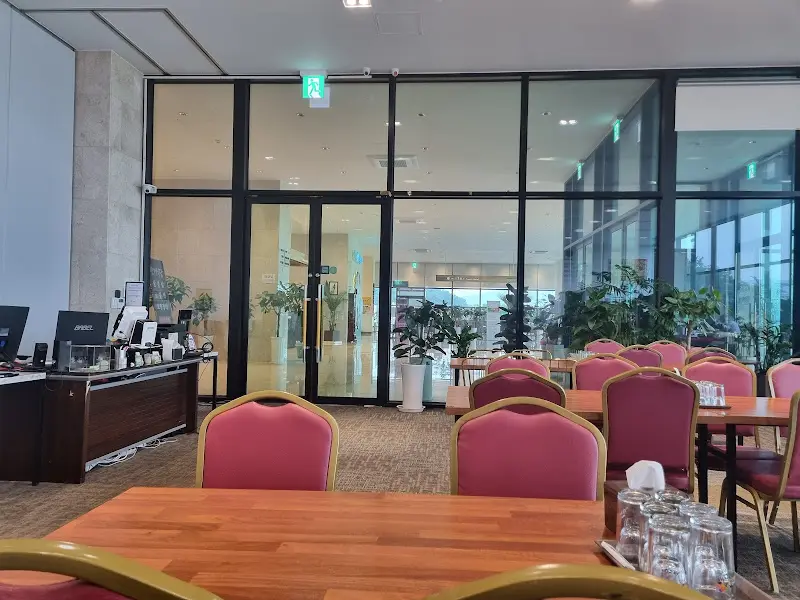 테이블이 놓인 식당 내부