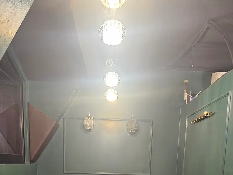 은은한 조명이 감도는 기무의 복도