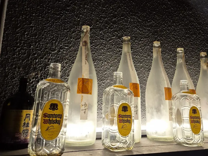 다양한 사케 병들이 진열된 모습