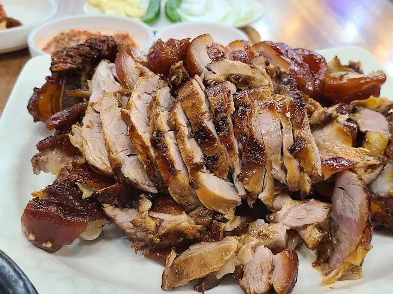 윤기가 흐르는 족발의 자태