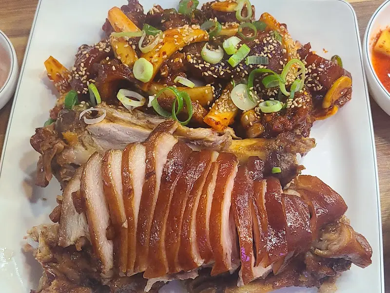 매콤한 양념이 돋보이는 매운 족발