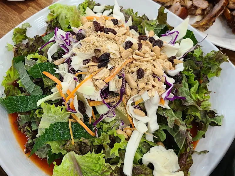 싱싱한 채소가 가득한 쟁반국수