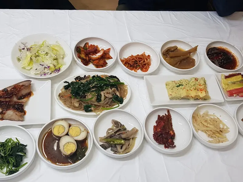 한상 가득 차려진 반찬