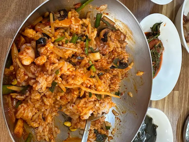 매콤달콤한 양념에 볶아진 볶음밥