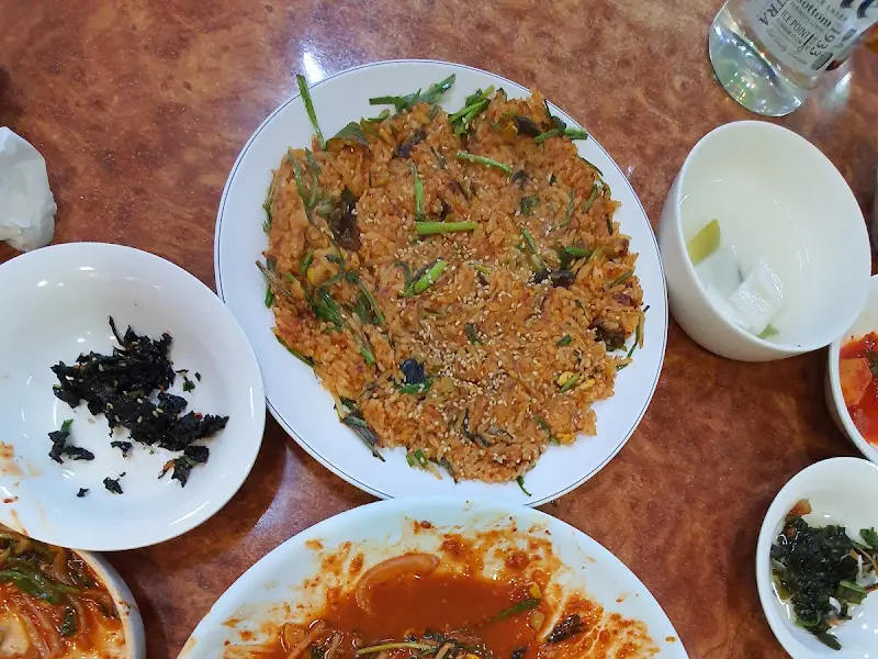 볶음밥에 김가루를 뿌려 먹으니 더욱 풍성한 맛이 느껴졌다.