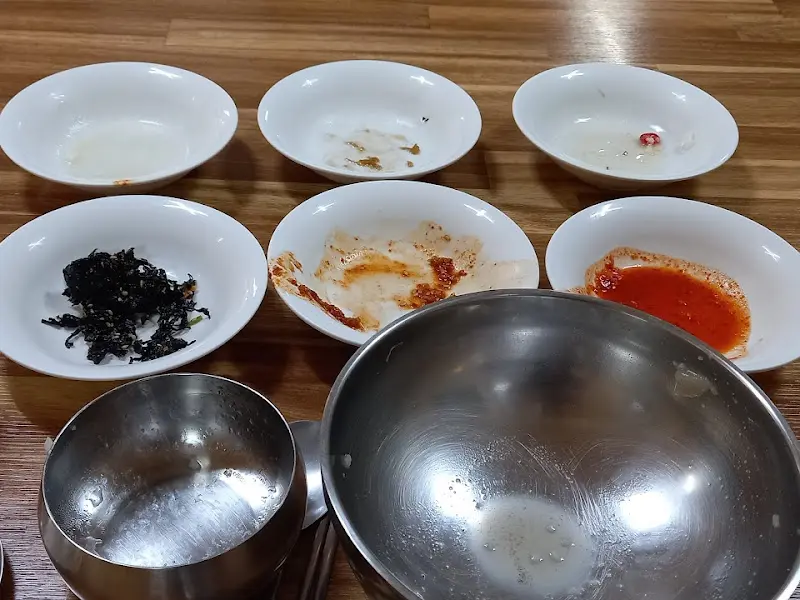 깨끗하게 비워진 그릇