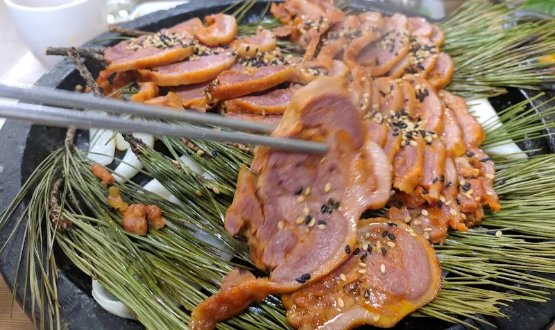 윤기가 흐르는 훈제 오리