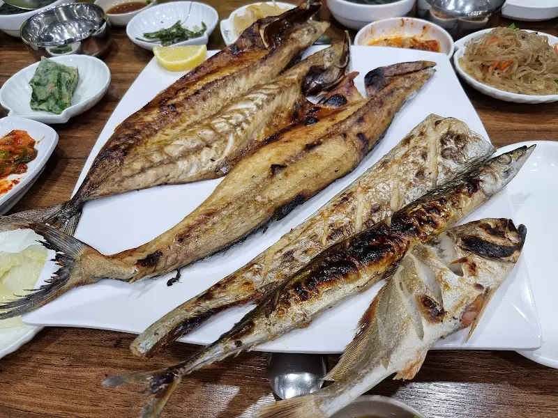 윤기가 흐르는 모듬 생선구이