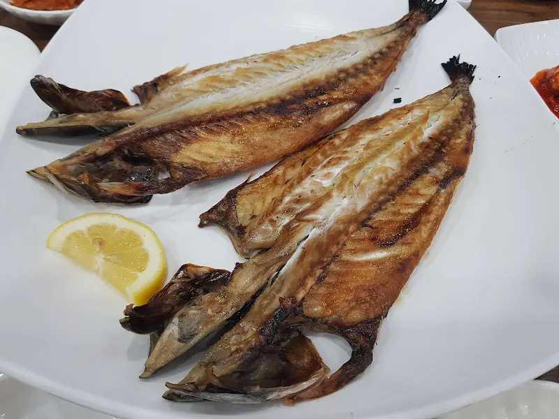 노릇하게 구워진 고등어 구이