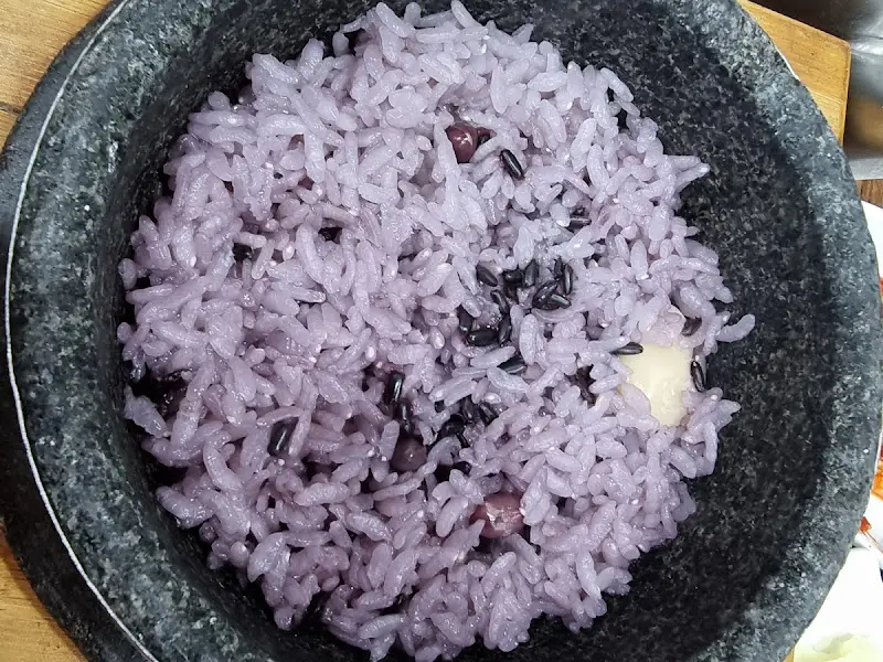 윤기가 자르르 흐르는 돌솥밥