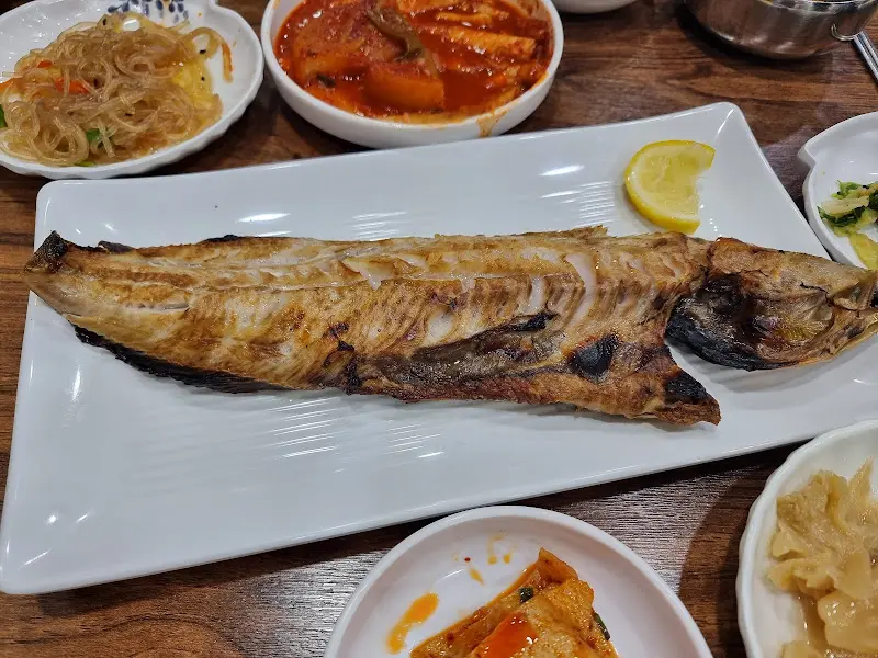 커다란 생선 구이 한 마리