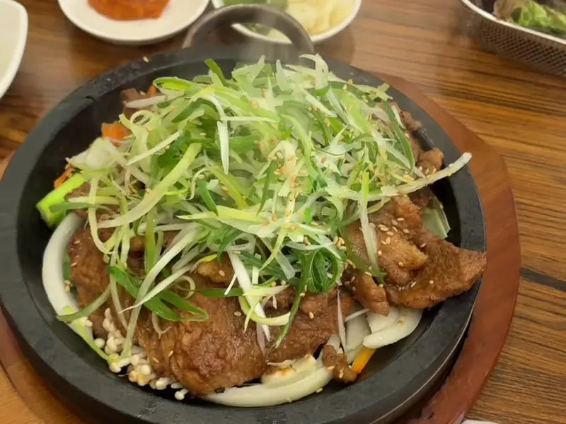 돌판 위에 푸짐하게 담겨 나온 석갈비