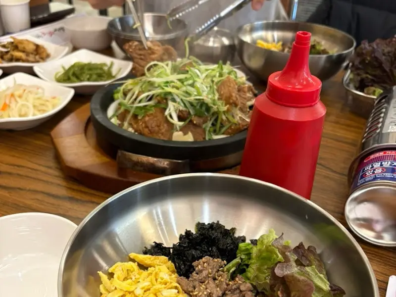 석갈비와 비빔밥 한 상 차림