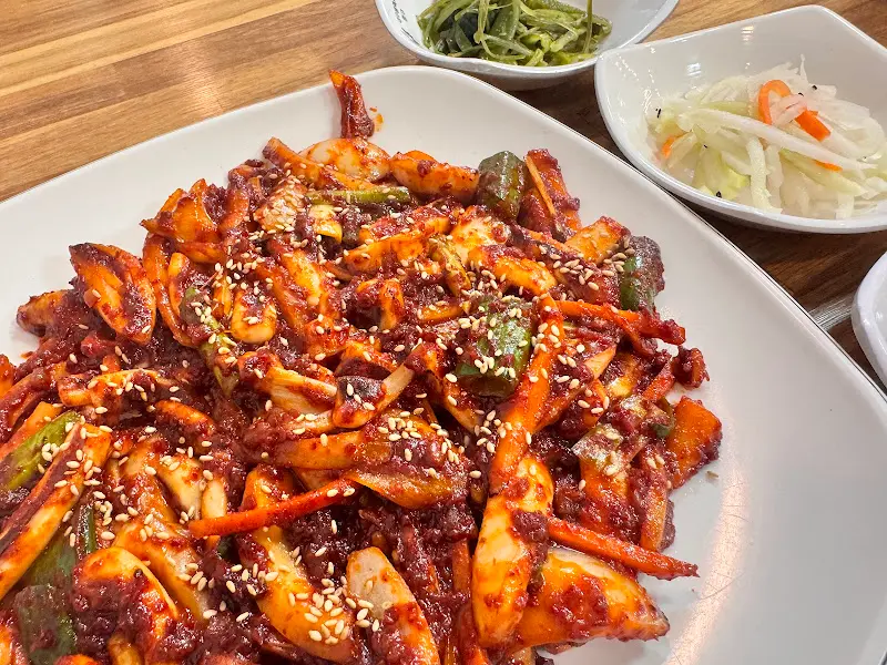 매콤한 양념이 일품인 오징어볶음