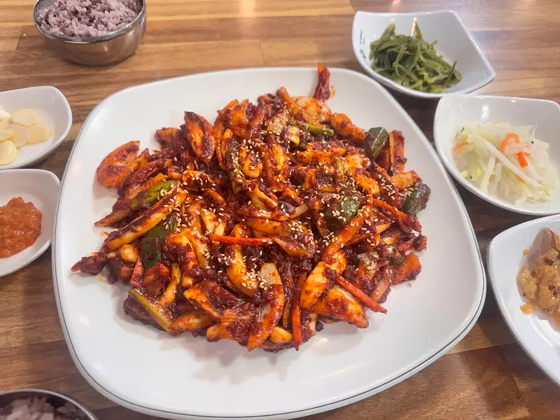 윤기가 흐르는 오징어볶음