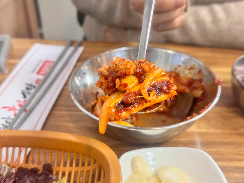 숟가락 위에 올려진 오징어볶음