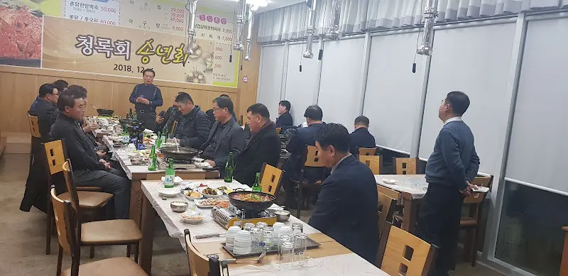 단체 손님들이 식사하는 모습