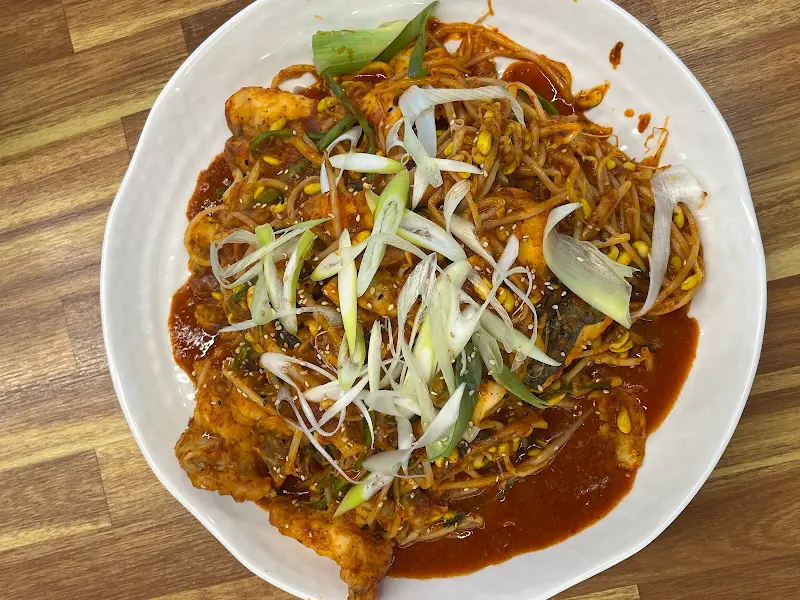 푸짐하게 담긴 메인 요리