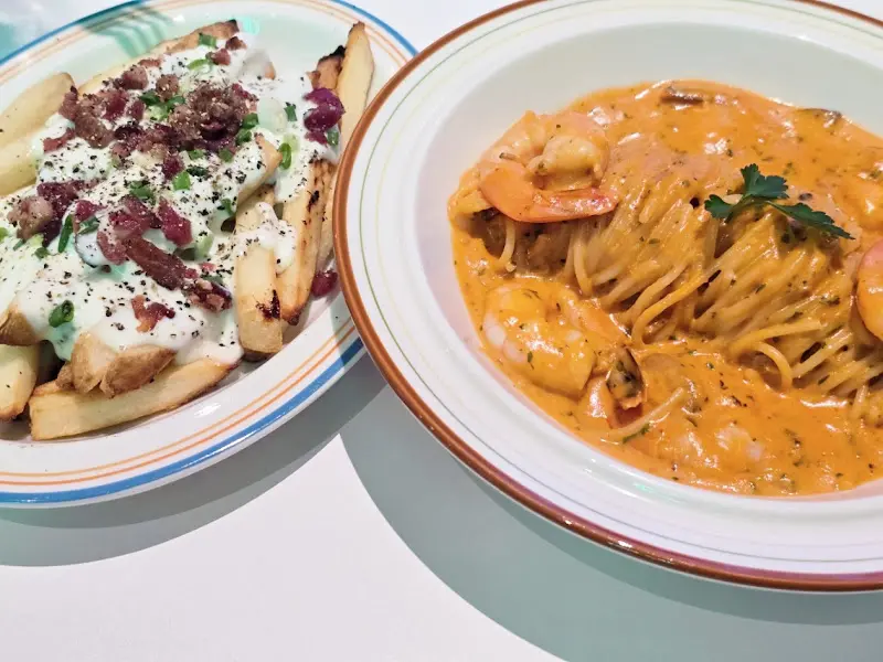 사워크림 프렌치프라이와 로제 파스타