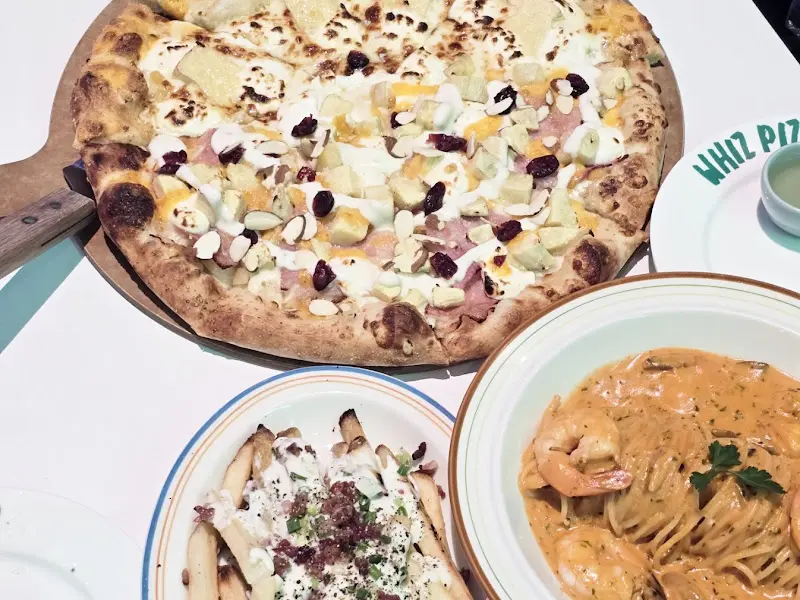 피자와 파스타, 프렌치프라이 한 상 차림