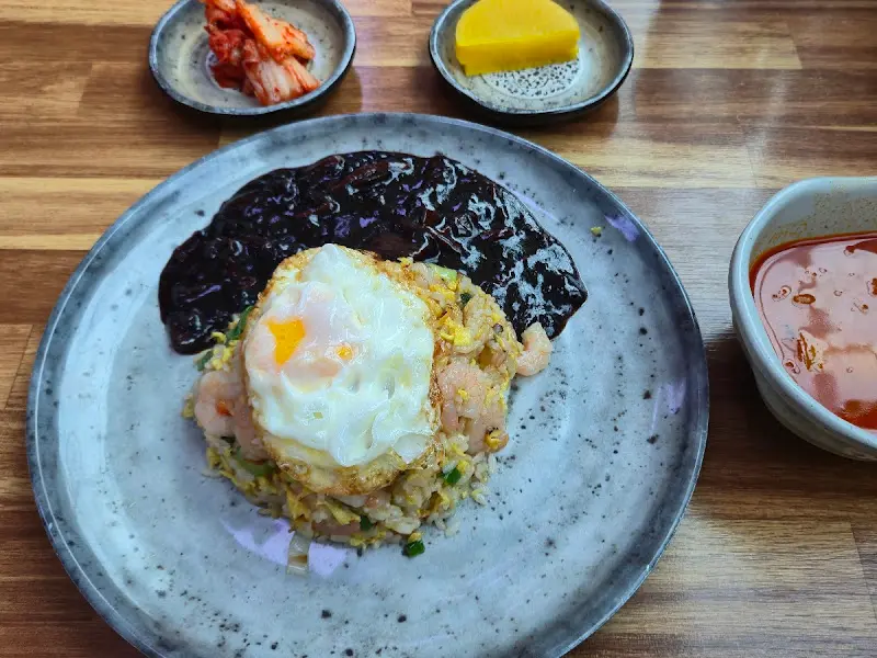 강성봉 짬뽕전문점 볶음밥과 짜장소스