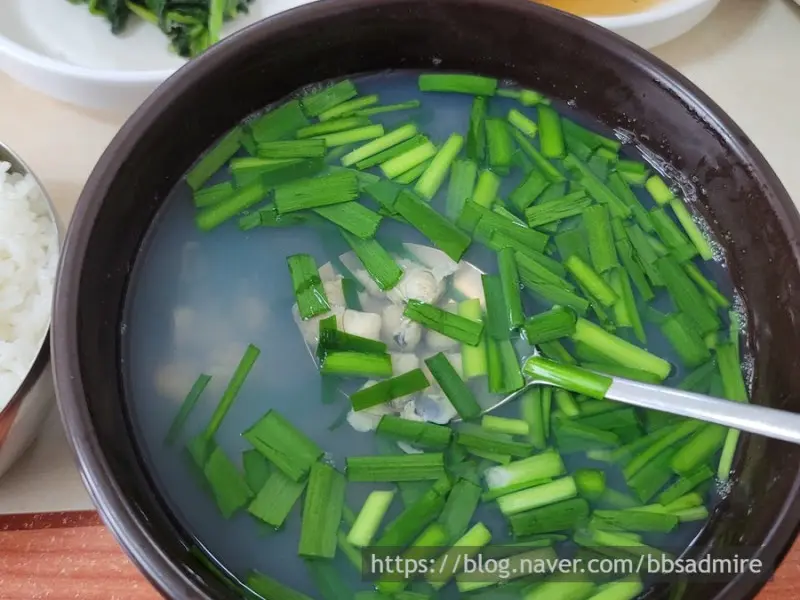 싱싱한 부추가 듬뿍 올려진 재첩국