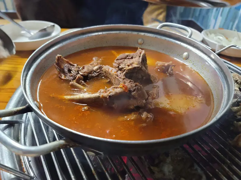 흑염소탕의 푸짐한 양