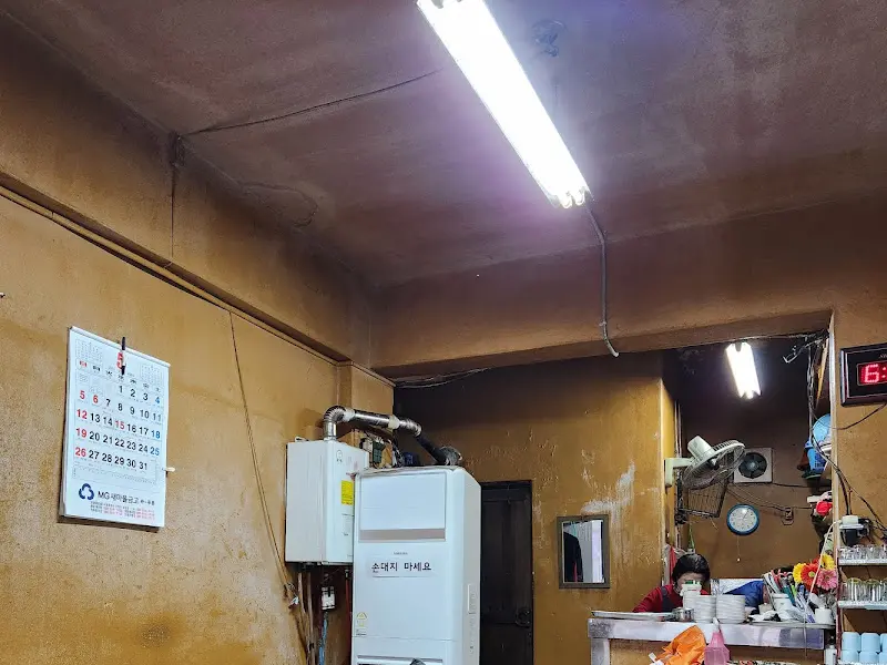 세월의 흔적이 느껴지는 식당 내부