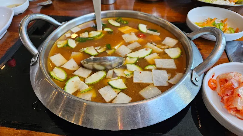 푸짐한 된장찌개의 모습