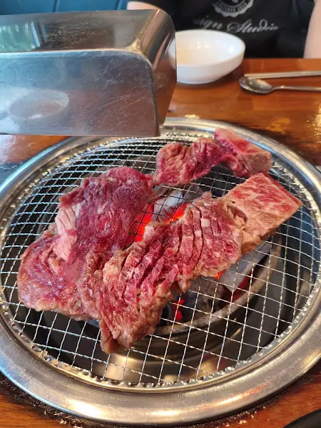 숯불 위에서 익어가는 양념갈비