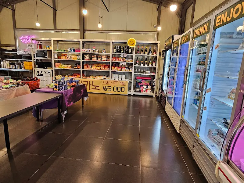 다양한 음료와 주류를 판매하는 매점