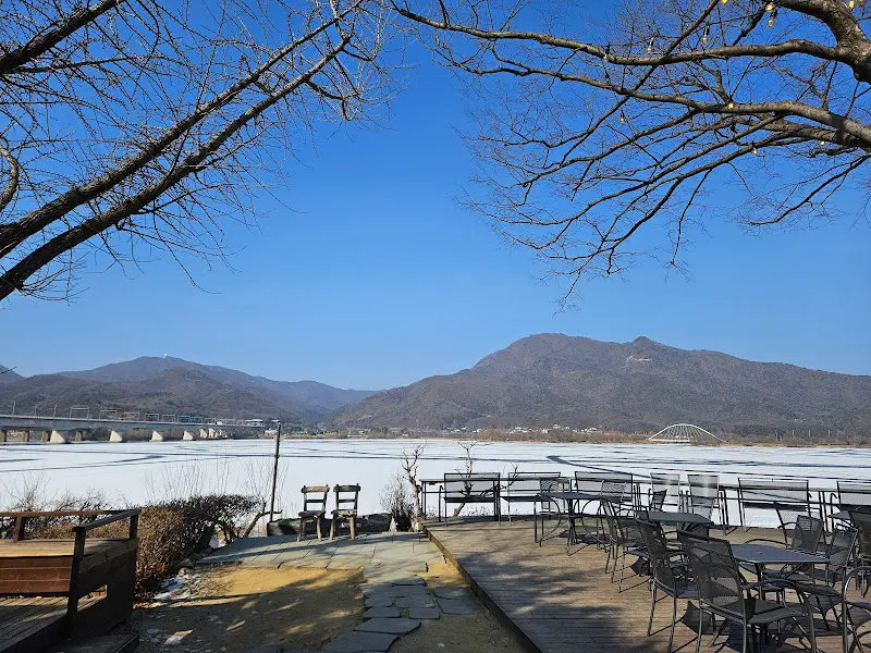 카페 수수에서 바라본 강 풍경