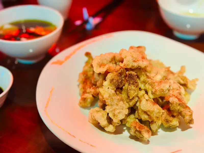 접시에 담겨있는 안심 탕수육의 모습