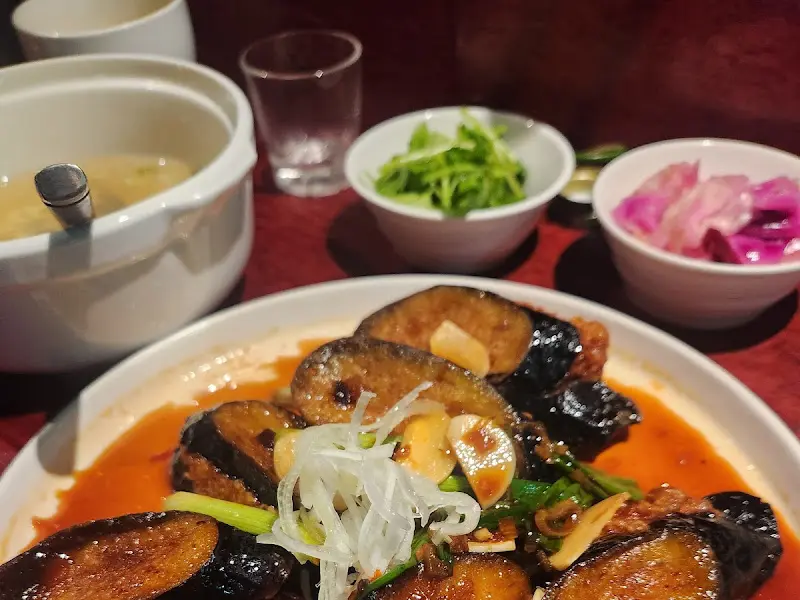 윤기가 흐르는 가지요리의 모습