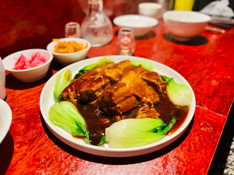 테이블 위에 놓인 동파육의 모습