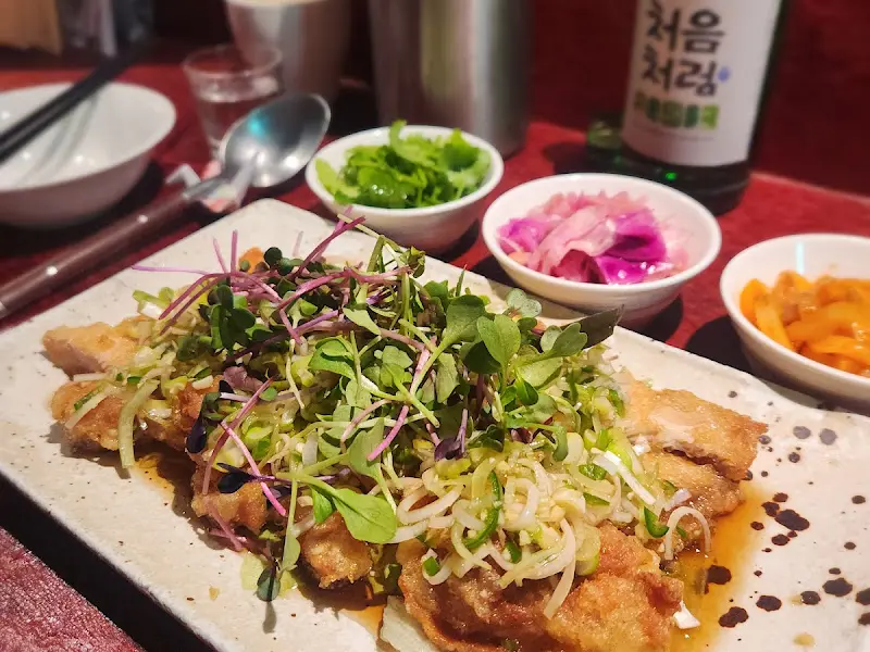 접시에 담겨져 나오는 닭고기 튀김의 모습