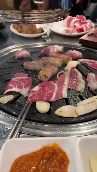 불판 위에 구워지는 고기들